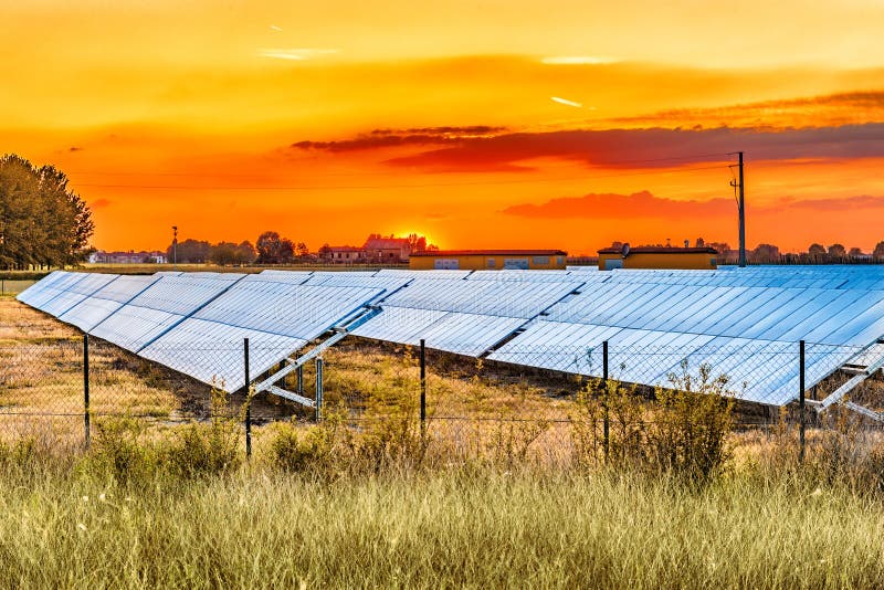 Photovoltaic panelen in het platteland royalty-vrije stock fotografie Photovoltaic panelen in het platteland royalty-vrije stock fotografie
