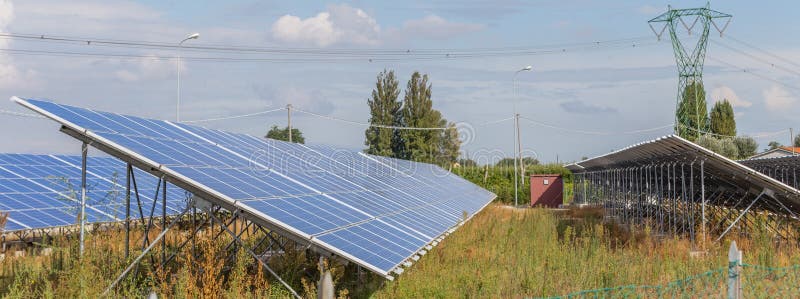 Photovoltaic panelen onder bewolkte hemel stock foto's Photovoltaic panelen onder bewolkte hemel stock foto's