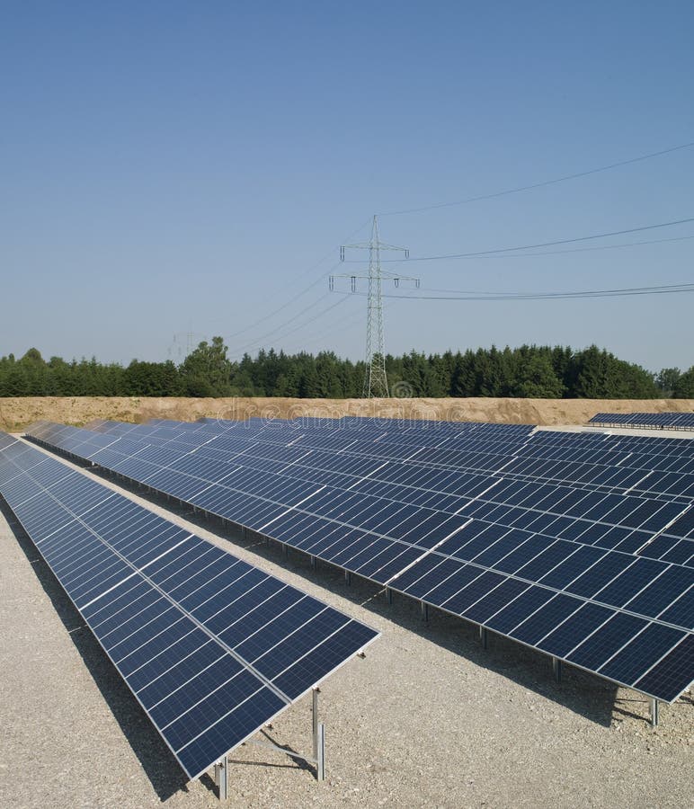 Photovoltaiv. Panneaux solaires et pôle de pouvoir, vue élevée