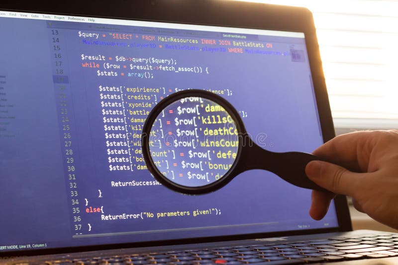 PHP dodatkowy procesor kod zbliżający przez magnifier Komputerowego programowania źródła kod zwyżkuje Abstrakta ekran sieć przeds fotografia stock PHP dodatkowy procesor kod zbliżający przez magnifier Komputerowego programowania źródła kod zwyżkuje Abstrakta ekran sieć przeds fotografia stock