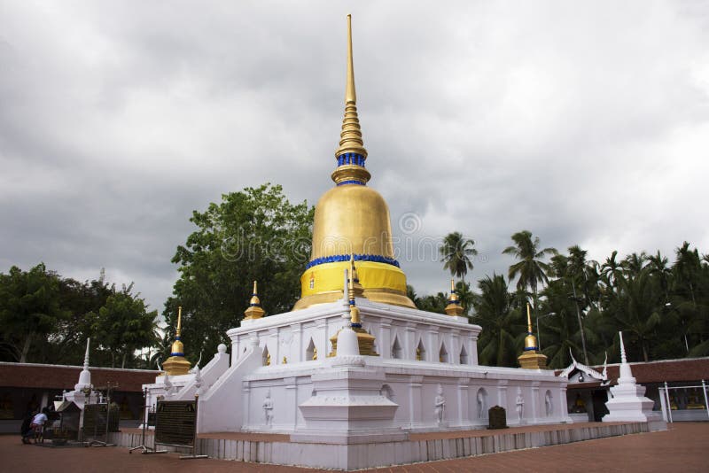 Phra di Wat che tempio di sawi in Chumphon, Tailandia mentre piovendo tempesta immagini stock libere da diritti Phra di Wat che tempio di sawi in Chumphon, Tailandia mentre piovendo tempesta immagini stock libere da diritti