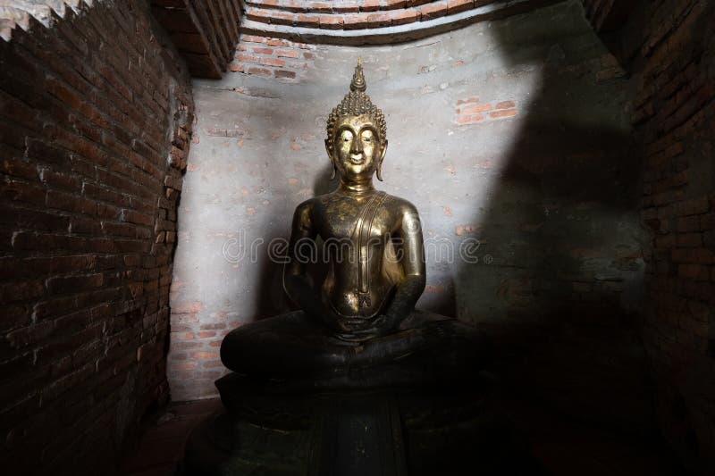 Phra nakhon si ayutthaya doctry wat yai chai mongkhon thailand 07 июля 2024 золотые будды в древних руинах стоковые изображения rf
