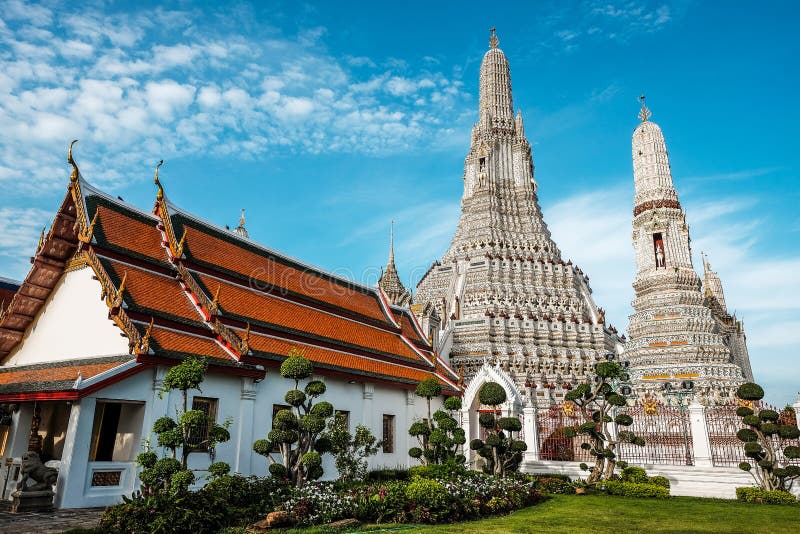 Phra Prang of Wat Arun och Ubosot, Bangkok Thailand royaltyfri bild Phra Prang of Wat Arun och Ubosot, Bangkok Thailand royaltyfri bild