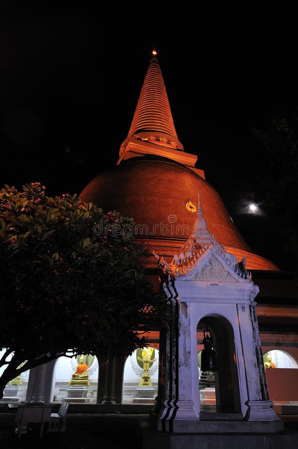 Phra Pathom Chedi is the highest stupa in the world with a height of 127 m. It is located in the town Nakhon Pathom, Thailand. The name Phra Pathom Chedi means Holy chedi (stupa) of the beginning. The stupa at the location is first mentioned in scriptures of the year 675, however archaeological findings date a first stupa to the 4th century. The white building was lit with a handheld strobe duri. Phra Pathom Chedi is the highest stupa in the world with a height of 127 m. It is located in the town Nakhon Pathom, Thailand. The name Phra Pathom Chedi means Holy chedi (stupa) of the beginning. The stupa at the location is first mentioned in scriptures of the year 675, however archaeological findings date a first stupa to the 4th century. The white building was lit with a handheld strobe duri