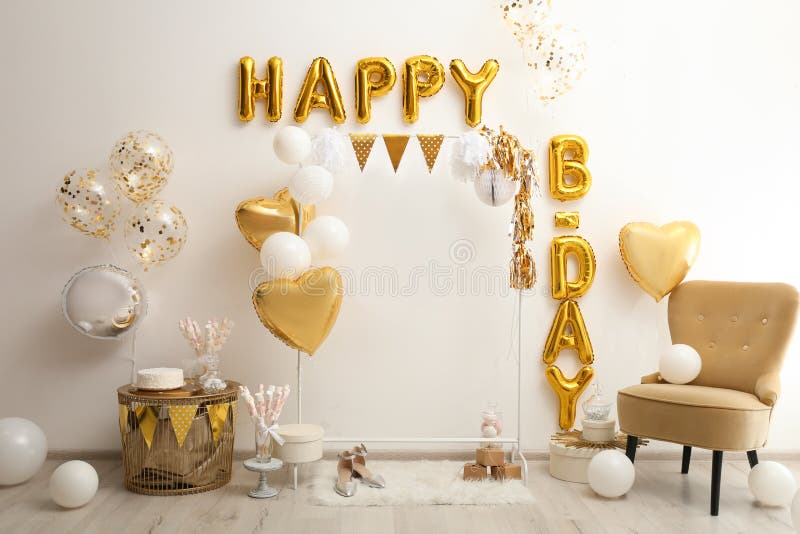 Bong bóng, đèn led, phông nền và chữ Happy Birthday sáng tạo làm nên một bữa tiệc sinh nhật thật tuyệt vời. Nếu bạn muốn trang trí phòng cho buổi tiệc sinh nhật, thì hãy tận dụng những thiết bị trên và bày trí sao cho tinh tế nhất. Ai cũng sẽ có cảm giác thích thú khi chúc mừng bạn với bữa tiệc như thế này.