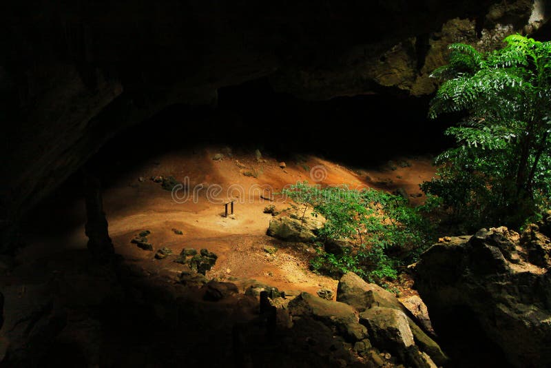 Phraya Nakhon grotta, Khao Sam Roi Yot National Park, Thailand royaltyfria bilder Phraya Nakhon grotta, Khao Sam Roi Yot National Park, Thailand royaltyfria bilder