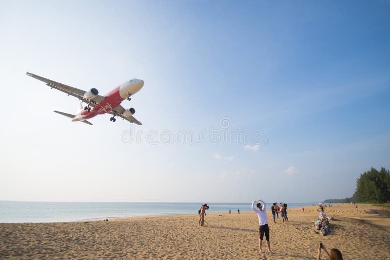 PHUKET, TAILANDIA - 9 DE FEBRERO DE 2016: vuelo del aeroplano imágenes de archivo libres de regalías PHUKET, TAILANDIA - 9 DE FEBRERO DE 2016: vuelo del aeroplano imágenes de archivo libres de regalías