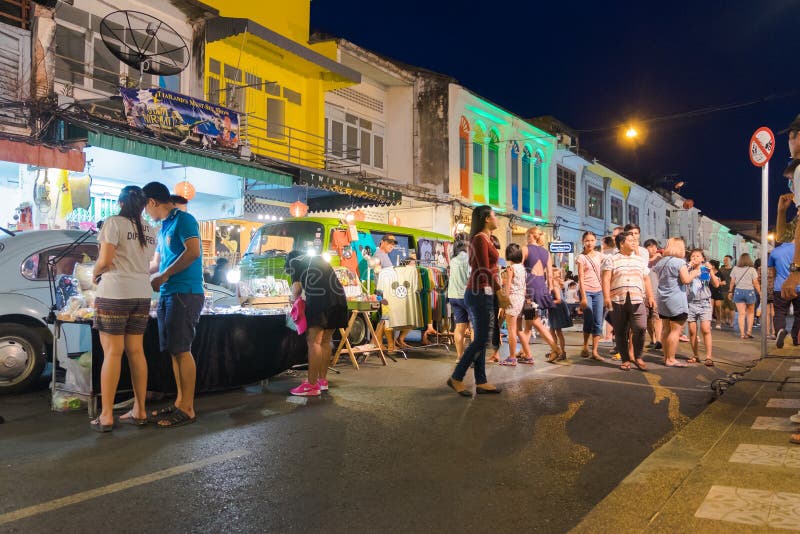 Phuket, Tailandia - 8 de mayo de 2016: Los turistas no identificados son shoppi fotos de archivo libres de regalías Phuket, Tailandia - 8 de mayo de 2016: Los turistas no identificados son shoppi fotos de archivo libres de regalías