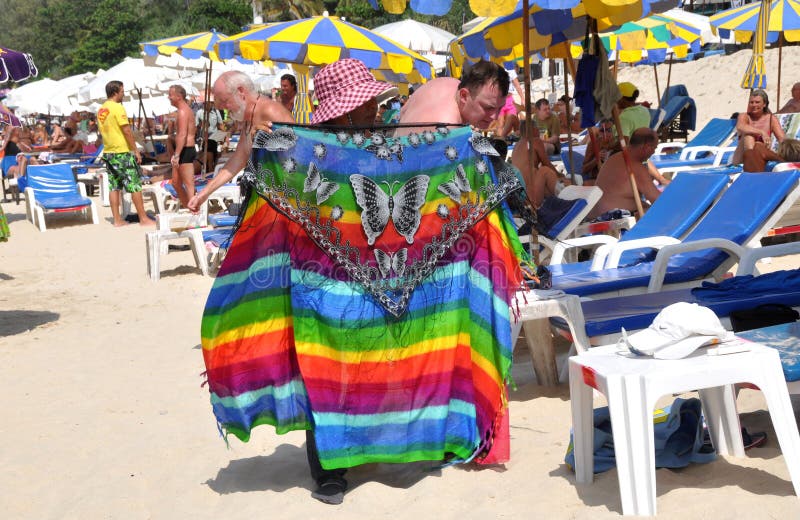Phuket, Tailandia: Mujer Vende La Ropa En La Playa Fotografía editorial - Imagen de traje, colorido: 22909152