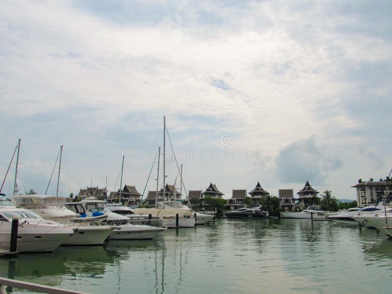 PHUKET, TAILANDIA - 15 ottobre 2012: Yacht e motoscafo dell'ancoraggio del porto a phuket fotografia stock libera da diritti PHUKET, TAILANDIA - 15 ottobre 2012: Yacht e motoscafo dell'ancoraggio del porto a phuket fotografia stock libera da diritti