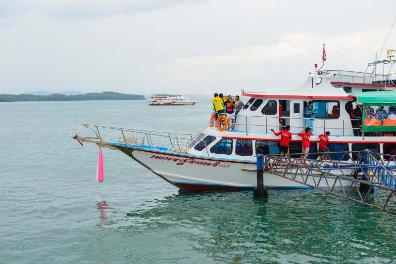 Phuket Tajlandia, Październik, - 7, 2014: Duży drewniany ferryboat z pasażerami odtransportowywać turystów od Phuket Koh Hong Pha zdjęcia royalty free Phuket Tajlandia, Październik, - 7, 2014: Duży drewniany ferryboat z pasażerami odtransportowywać turystów od Phuket Koh Hong Pha zdjęcia royalty free