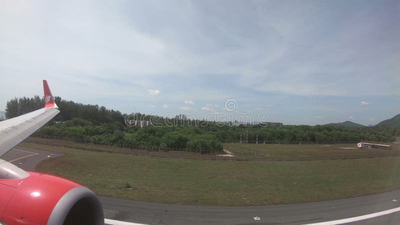 Phuket Thailand - April 14, 2018: Thailändska Lion Air inflight Boeing 737-900ER som att närma sig, innan att landa på den Phuket arkivfilmer