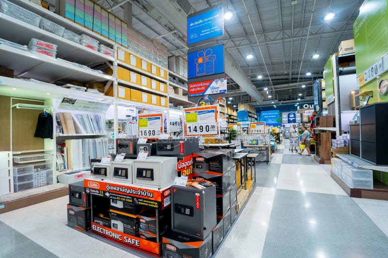 Phuket thailand 10 januari 2023 : Departementet stora hushållsapparater och möbelmagasin. royaltyfri fotografi