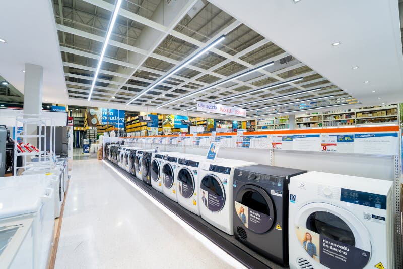 Phuket thailand 10 januari 2023 : Tvättmaskinsavdelning för stora hushållsapparater och möbelmagasin. royaltyfri fotografi