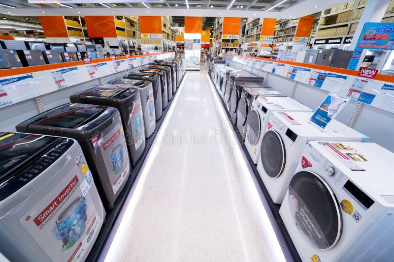 Phuket thailand 10 januari 2023 : Tvättmaskinsavdelning för stora hushållsapparater och möbelmagasin. royaltyfria bilder