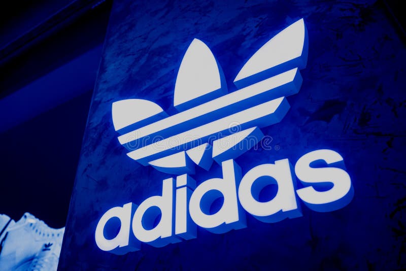 Фамилия адидас. Новый логотип адидас 2022. Синий логотип адидас. Adidas реклама 2022. Адидас логотип в столбик.