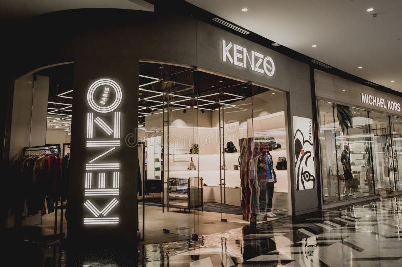 Phuket Thailand 29 May 2022 : Carteles Con El De La Tienda De La Marca Kenzo En La Tienda Del Centro Comercial Foto de archivo editorial Imagen de comercial: