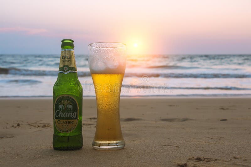Phuket, Thaïlande - marché 12, 2019 : bouteille et verre misted de bière froide de Chang sur la plage au fond du paysage marin, c photo libre de droits Phuket, Thaïlande - marché 12, 2019 : bouteille et verre misted de bière froide de Chang sur la plage au fond du paysage marin, c photo libre de droits