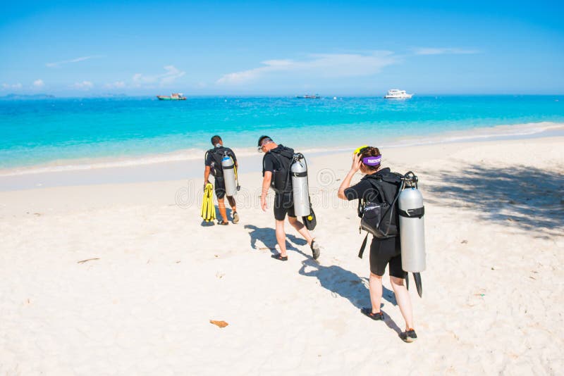 Phuket, στις 16 Ιουνίου 2017:: περίπατος δυτών στη θάλασσα για την κατάδυση σκαφάνδρων στοκ εικόνες με δικαίωμα ελεύθερης χρήσης Phuket, στις 16 Ιουνίου 2017:: περίπατος δυτών στη θάλασσα για την κατάδυση σκαφάνδρων στοκ εικόνες με δικαίωμα ελεύθερης χρήσης