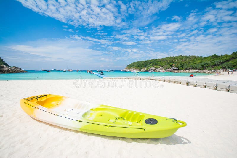 Phuket, Ταϊλάνδη 21 Δεκεμβρίου: όμορφος μπλε ουρανός άποψης και σαφές wate στοκ εικόνες Phuket, Ταϊλάνδη 21 Δεκεμβρίου: όμορφος μπλε ουρανός άποψης και σαφές wate στοκ εικόνες