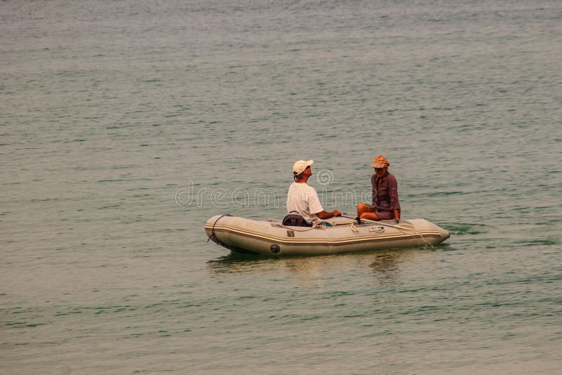 Phuket, Ταϊλάνδη - 17 Φεβρουαρίου 2015: Το ζεύγος μεγάλων ηλικιών αισθάνεται ευτυχές στοκ φωτογραφία Phuket, Ταϊλάνδη - 17 Φεβρουαρίου 2015: Το ζεύγος μεγάλων ηλικιών αισθάνεται ευτυχές στοκ φωτογραφία