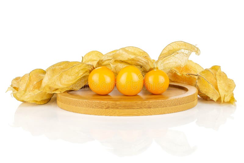 Physalis anaranjado fresco aislado en blanco fotografía de archivo Physalis anaranjado fresco aislado en blanco fotografía de archivo