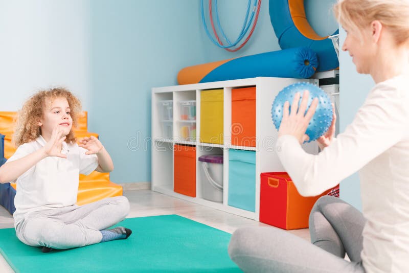 Physhiotherapist bawić się piłkę z pacjentem fotografia stock Physhiotherapist bawić się piłkę z pacjentem fotografia stock