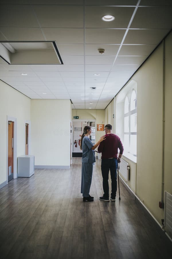Physiatrist που εκπαιδεύει έναν ασθενή για να περπατήσει πάλι στοκ φωτογραφία Physiatrist που εκπαιδεύει έναν ασθενή για να περπατήσει πάλι στοκ φωτογραφία