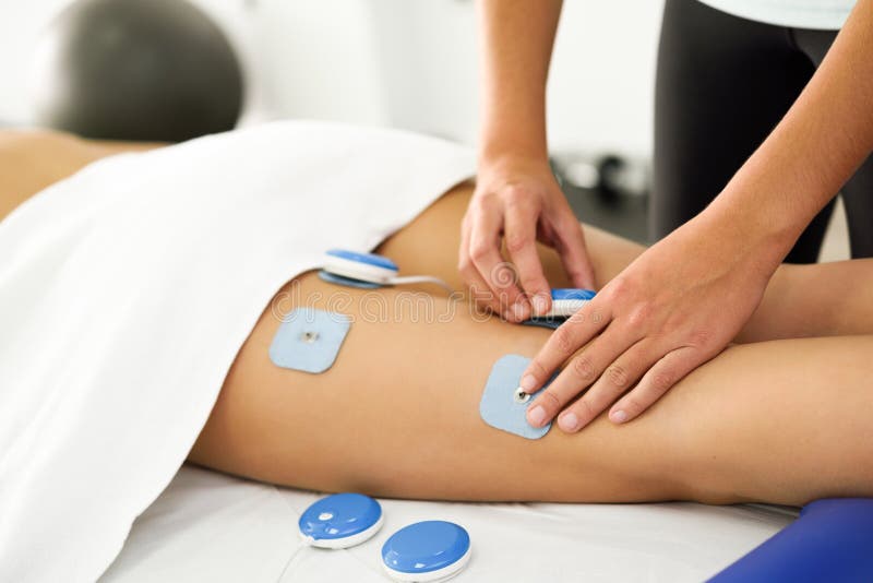 Physiotherapeut, der Elektroanregung in der Physiotherapie anwendet stockbild Physiotherapeut, der Elektroanregung in der Physiotherapie anwendet stockbild