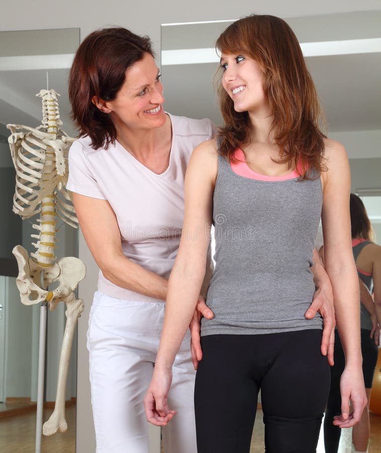 Physiotherapie eines Patienten mit Hüfte Problemen lizenzfreie stockbilder Physiotherapie eines Patienten mit Hüfte Problemen lizenzfreie stockbilder
