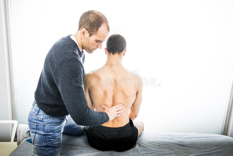 Physiotherapist egzamininuje młodego człowieka plecy Fizjoterapii pojęcie fotografia royalty free Physiotherapist egzamininuje młodego człowieka plecy Fizjoterapii pojęcie fotografia royalty free