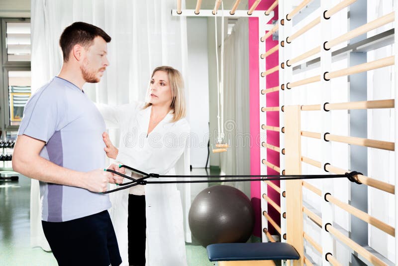 Physiotherapist pomaga pacjenta wznawiać ruchu zdjęcie royalty free Physiotherapist pomaga pacjenta wznawiać ruchu zdjęcie royalty free