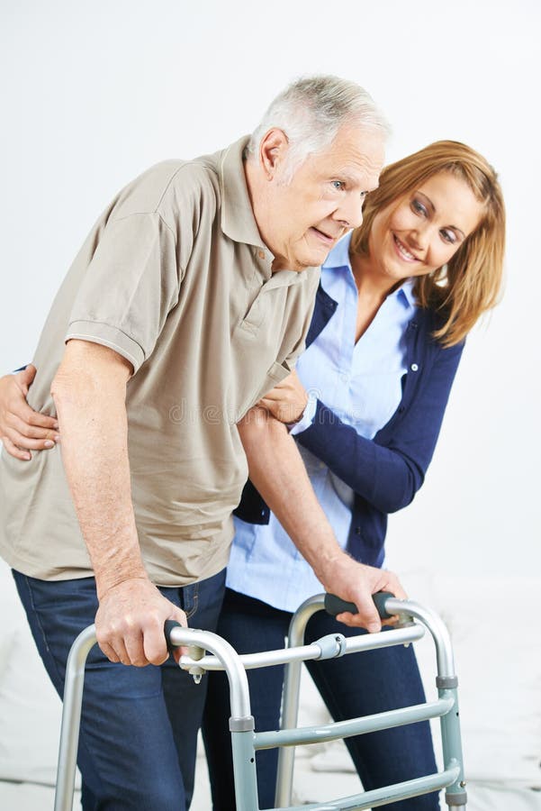 Physiotherapist pomaga starego starszego mężczyzna obraz stock Physiotherapist pomaga starego starszego mężczyzna obraz stock