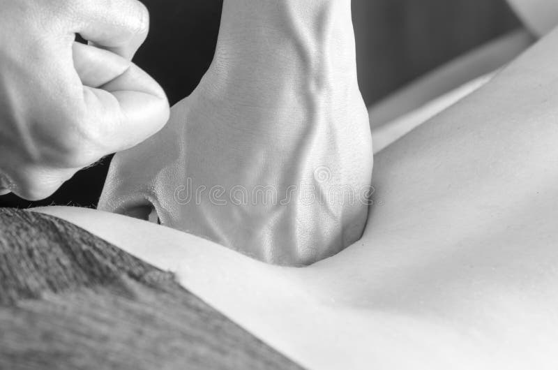 Physiothérapeute/chiroprakteur faisant un massage arrière photos libres de droits Physiothérapeute/chiroprakteur faisant un massage arrière photos libres de droits