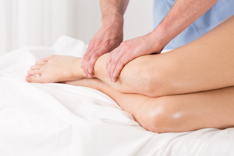 Physiothérapeute faisant le drainage lymphatique photos libres de droits Physiothérapeute faisant le drainage lymphatique photos libres de droits