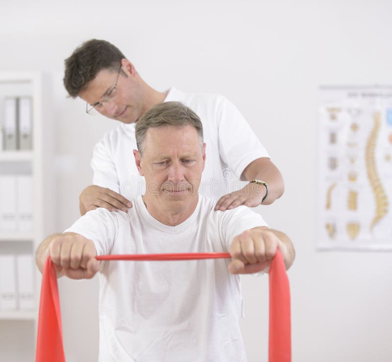 Physiothérapie : Homme aîné et physiothérapeute photographie stock Physiothérapie : Homme aîné et physiothérapeute photographie stock