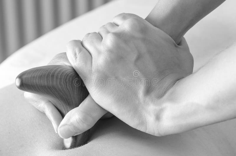 Physitoterapist/chiroprator que faz uma massagem traseira osteopathy imagem de stock Physitoterapist/chiroprator que faz uma massagem traseira osteopathy imagem de stock