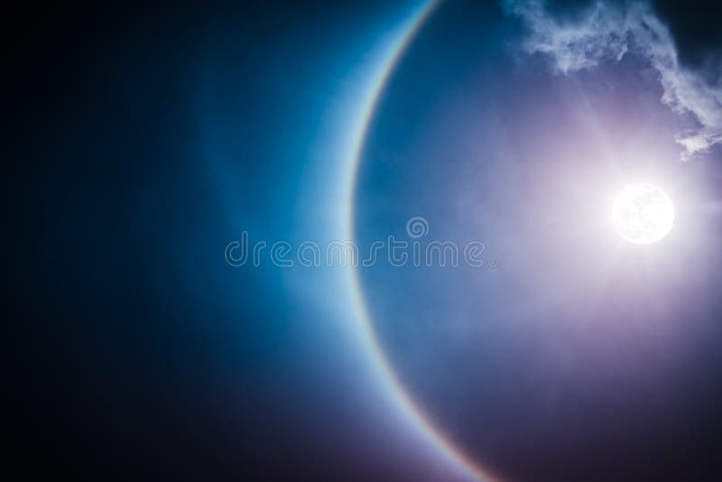 Phénomène de halo de lune Ciel de nuit et pleine lune lumineuse avec SH photo stock Phénomène de halo de lune Ciel de nuit et pleine lune lumineuse avec SH photo stock