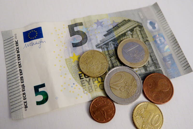 Pi?? euro i cent na bia?ym tle w g?r? zdjęcia royalty free Pi?? euro i cent na bia?ym tle w g?r? zdjęcia royalty free