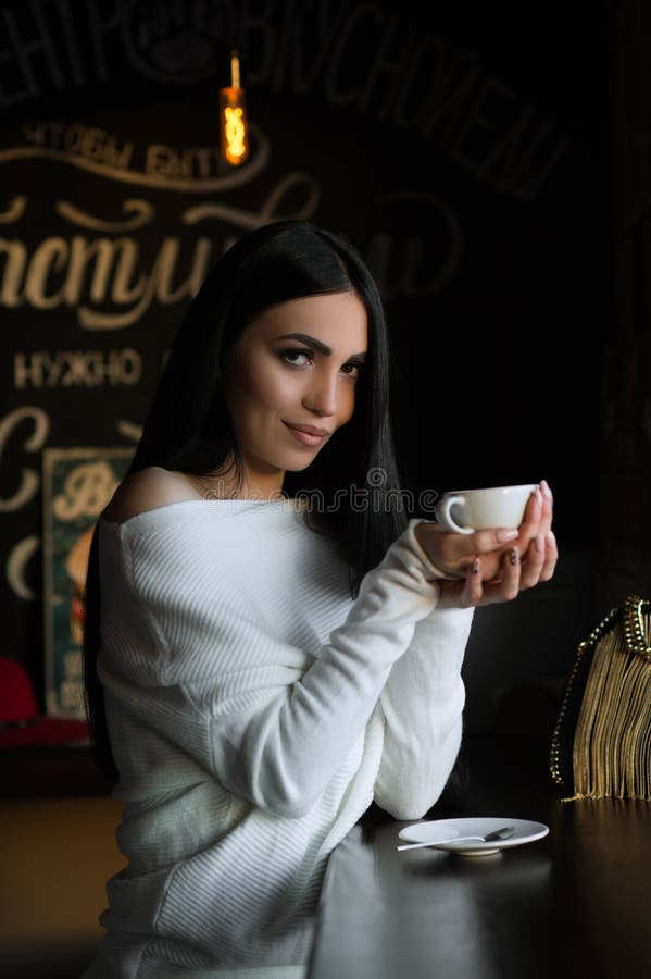 Pi?kna brunetki kobieta w kawiarni z fili?anka kawy fotografia stock Pi?kna brunetki kobieta w kawiarni z fili?anka kawy fotografia stock