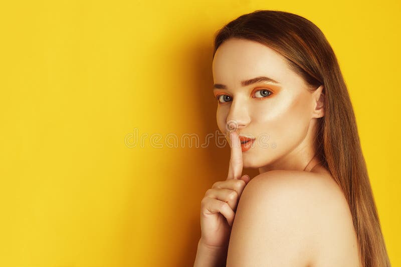 Pi?kna dziewczyna z b?yszcz?cego br?zu prosty d?ugie w?osy Traktowanie, opieka i zdrój, Kobieta z pomara?czowym makeup z piegami zdjęcia royalty free Pi?kna dziewczyna z b?yszcz?cego br?zu prosty d?ugie w?osy Traktowanie, opieka i zdrój, Kobieta z pomara?czowym makeup z piegami zdjęcia royalty free