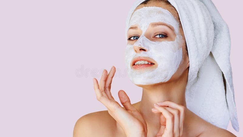 Pi?kna m?oda kobieta stosuje twarzow? mask? na jej twarzy Sk?ry traktowanie, opieka, zdr?j, naturalny pi?kno i kosmetologii poj?c zdjęcie stock Pi?kna m?oda kobieta stosuje twarzow? mask? na jej twarzy Sk?ry traktowanie, opieka, zdr?j, naturalny pi?kno i kosmetologii poj?c zdjęcie stock