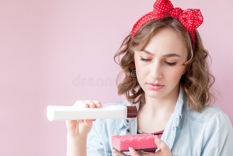 Pi?kna m?oda kobieta w g?r? z makija?em i fryzura z czy?ci narz?dziami na r??owym tle zdjęcia stock Pi?kna m?oda kobieta w g?r? z makija?em i fryzura z czy?ci narz?dziami na r??owym tle zdjęcia stock