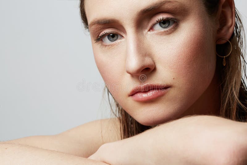 Pi?kna zbli?enia portret handsime m?oda kobieta z naturalnym makeup nad bia?ym t?em Kosmetologia i fotografia royalty free Pi?kna zbli?enia portret handsime m?oda kobieta z naturalnym makeup nad bia?ym t?em Kosmetologia i fotografia royalty free