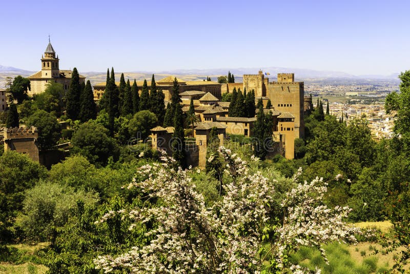 Pi?kny Alhambra pa?ac i otaczaj?ce g?ry w Granada, Hiszpania fotografia stock Pi?kny Alhambra pa?ac i otaczaj?ce g?ry w Granada, Hiszpania fotografia stock