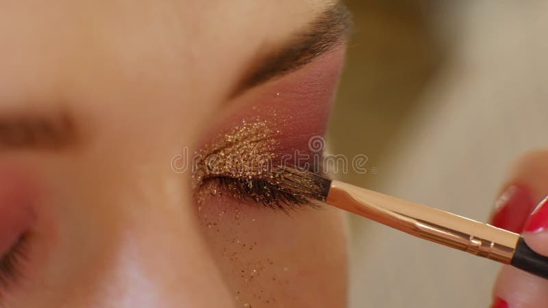 Pi? kny kobiety Brown oka wakacje makeup Makija? u zako? czenie M? odej Kobiety oka makro- kr? tkop? d Smokey, Dymi? cy oczy makeup zdjęcie wideo