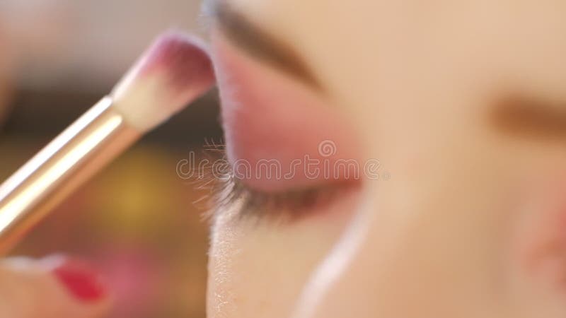 Pi? kny kobiety Brown oka wakacje makeup Makija? u zako? czenie M? odej Kobiety oka makro- kr? tkop? d Smokey, Dymi? cy oczy makeup zbiory wideo