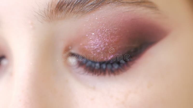 Pi? kny kobiety Brown oka wakacje makeup Makija? u zako? czenie M? odej Kobiety oka makro- kr? tkop? d Smokey, Dymi? cy oczy makeup zbiory wideo