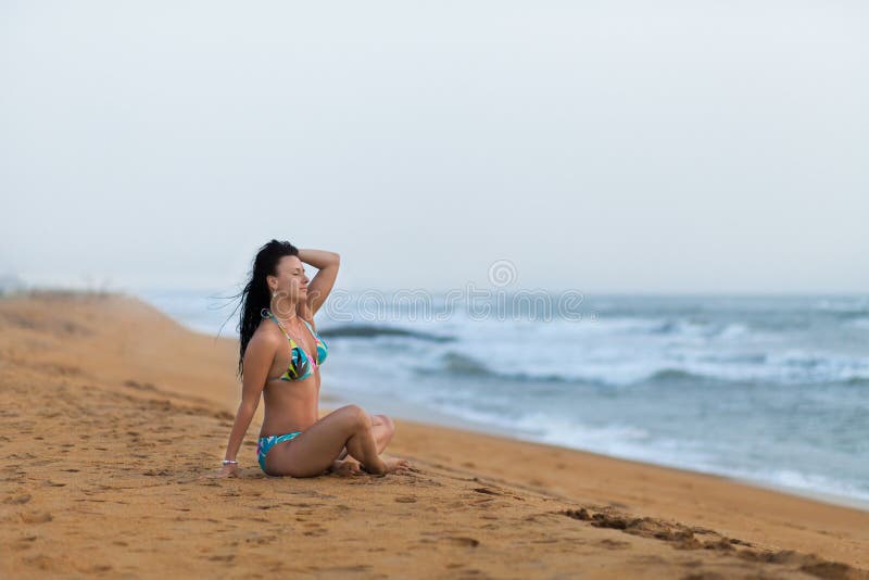 Pi?kny kobiety lying on the beach na piasku na pla?y w lecie Wakacje szcz??cia beztroska radosna kobieta obrazy royalty free Pi?kny kobiety lying on the beach na piasku na pla?y w lecie Wakacje szcz??cia beztroska radosna kobieta obrazy royalty free