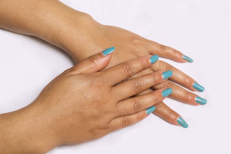 Pi?kny zbli?enie r?ki m?oda kobieta z d?ugim B??kitnym manicure'em na gwo?dziach Ja fotografia stock Pi?kny zbli?enie r?ki m?oda kobieta z d?ugim B??kitnym manicure'em na gwo?dziach Ja fotografia stock